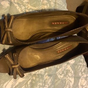Authentic Women Prada shoe. Beautiful and in very good shape.